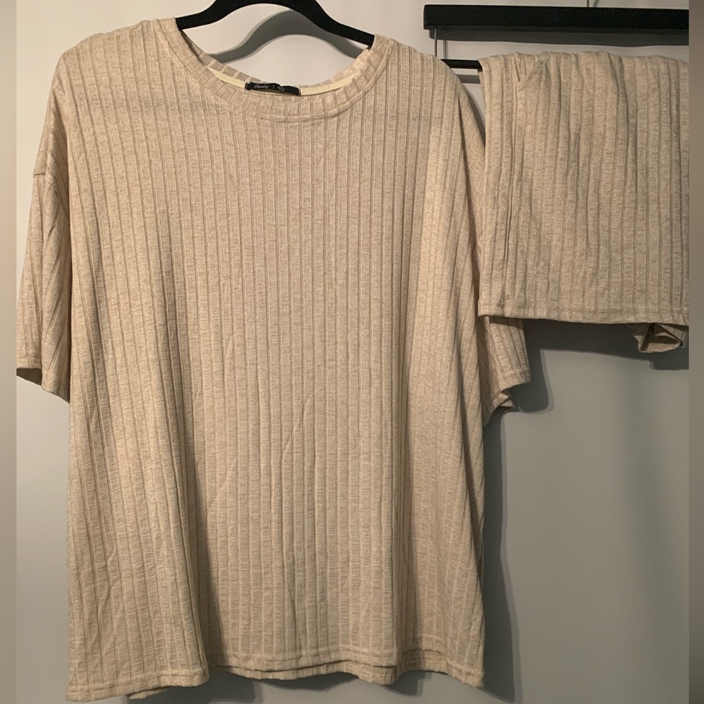 Women’s lounge set matching knit cream, NWT Oversized and stretchy.